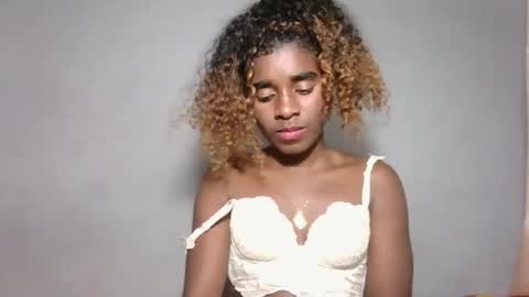 yolandrina05 online show from October 13, 12:32 am