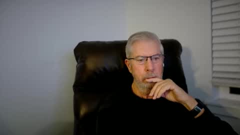 Snapshot of yougogirl_3 chatting on December 15, 4:28 am Colorado Guy Straight online show from December 15, 4:28 am