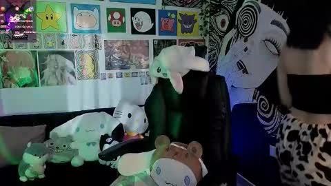    rawr   Anne Independent model      online show from September 9, 9:25 pm