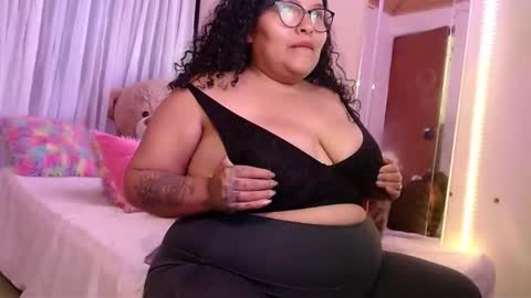 Snapshot of yvonn_jlove chatting on September 19, 12:02 am yvonn online show from September 19, 12:02 am