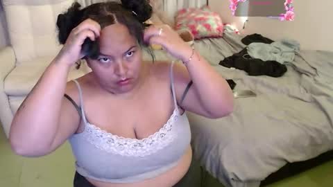 Snapshot of yvonn_jlove chatting on December 3, 2:41 am yvonn online show from December 3, 2:41 am