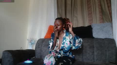 Snapshot of zara_lae chatting on October 25, 10:12 am nicky online show from October 25, 10:12 am