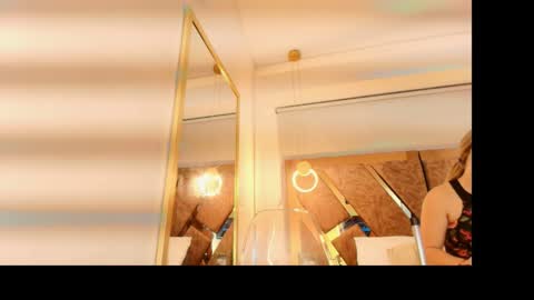 Snapshot of zarah_andrews chatting on November 11, 12:05 pm Zarah Andrews online show from November 11, 12:05 pm