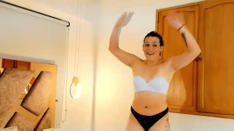 Snapshot of zarah_andrews chatting on December 13, 7:53 pm Zarah Andrews online show from December 13, 7:53 pm