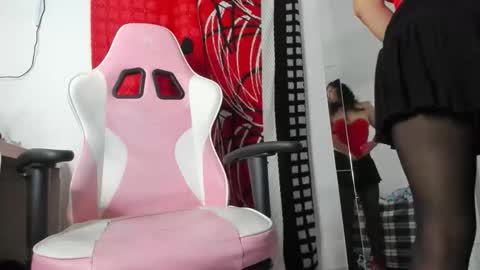 Snapshot of zaraky1433 chatting on December 18, 2:28 am zaraky1433 online show from December 18, 2:28 am