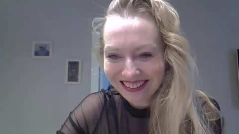 Snapshot of zarinaswift chatting on October 8, 4:43 am Zarina Swift online show from October 8, 4:43 am