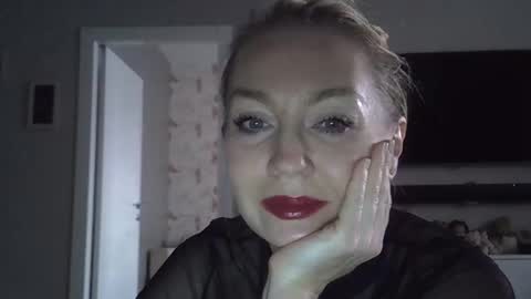 Snapshot of zarinaswift chatting on November 1, 10:06 am Zarina Swift online show from November 1, 10:06 am