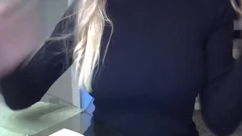 Snapshot of zarinaswift chatting on November 4, 11:09 am Zarina Swift online show from November 4, 11:09 am