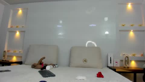 Zenda Evans online show from September 25, 4:27 am