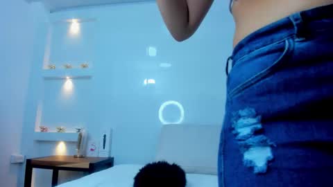 Zenda Evans online show from December 1, 4:06 am