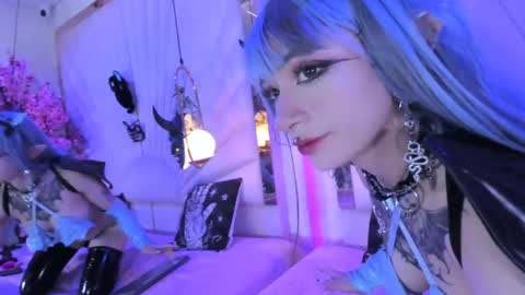    online show from December 5, 2:11 pm