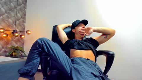 Snapshot of zeusjeff chatting on December 2, 9:28 pm zeus online show from December 2, 9:28 pm