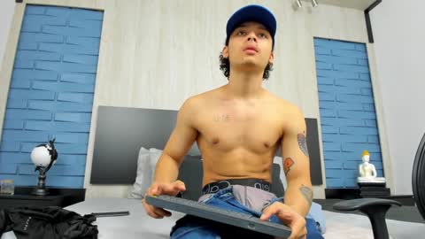 Snapshot of zeusjeff chatting on December 3, 3:22 pm zeus online show from December 3, 3:22 pm