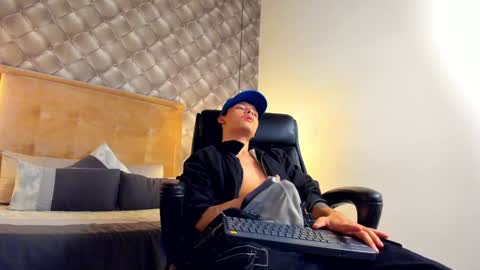 Snapshot of zeusjeff chatting on December 7, 9:11 pm zeus online show from December 7, 9:11 pm