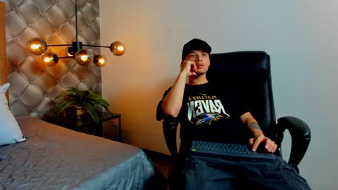 Snapshot of zeusjeff chatting on December 10, 9:54 pm zeus online show from December 10, 9:54 pm