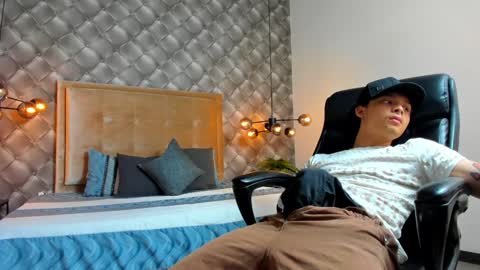 Snapshot of zeusjeff chatting on December 19, 6:34 pm zeus online show from December 19, 6:34 pm