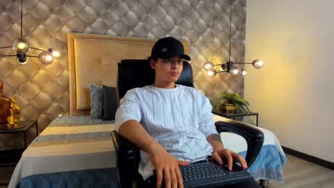 Snapshot of zeusjeff chatting on December 22, 6:04 pm zeus online show from December 22, 6:04 pm