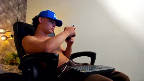 Snapshot of zeusjeff chatting on December 28, 9:51 pm zeus online show from December 28, 9:51 pm