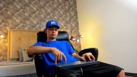 Snapshot of zeusjeff chatting on January 2, 9:18 pm zeus online show from January 2, 9:18 pm