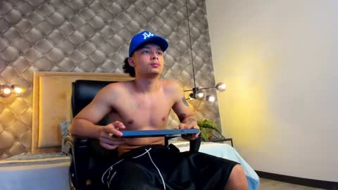 Snapshot of zeusjeff chatting on January 3, 12:22 am zeus online show from January 3, 12:22 am