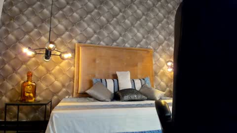 Snapshot of zeusjeff chatting on January 4, 7:34 pm zeus online show from January 4, 7:34 pm