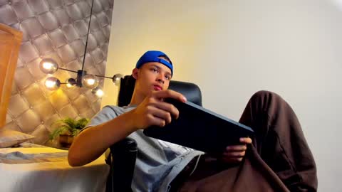 Snapshot of zeusjeff chatting on January 6, 5:49 pm zeus online show from January 6, 5:49 pm