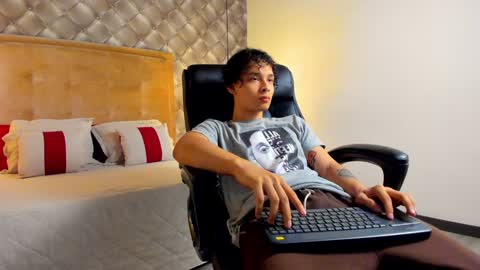 Snapshot of zeusjeff chatting on January 7, 7:06 pm zeus online show from January 7, 7:06 pm