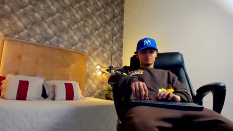 Snapshot of zeusjeff chatting on January 7, 10:08 pm zeus online show from January 7, 10:08 pm