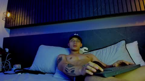 Snapshot of zeusjeff chatting on February 6, 6:51 am zeus online show from February 6, 6:51 am