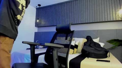 Snapshot of zeusjeff chatting on February 12, 3:29 am zeus online show from February 12, 3:29 am