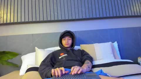 Snapshot of zeusjeff chatting on February 18, 3:53 am zeus online show from February 18, 3:53 am