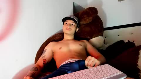 Snapshot of zeusjeff chatting on December 2, 9:10 pm zeus online show from December 2, 9:10 pm