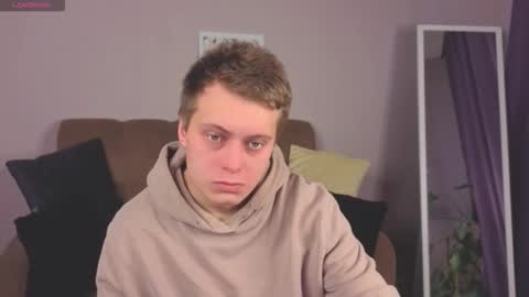 Snapshot of zherealkrugi chatting on December 14, 9:36 am zherealkrugi online show from December 14, 9:36 am