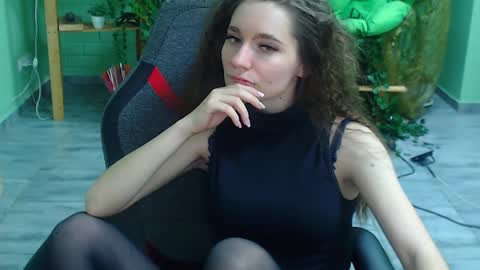 zianichols online show from February 4, 1:02 am