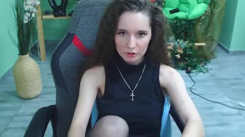 zianichols online show from February 22, 2:06 am