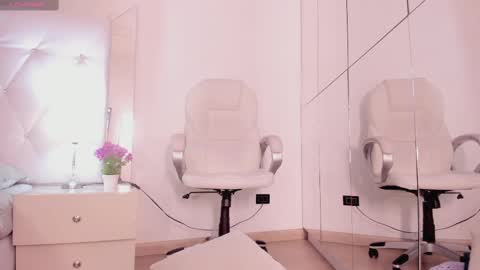 Nia  online show from February 26, 5:50 pm