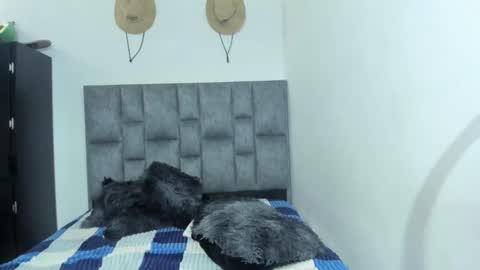 She Zoe He Painn online show from October 17, 8:33 pm