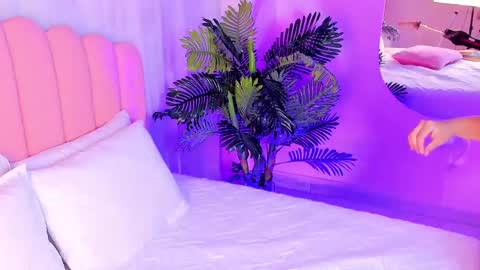 Snapshot of zoe_rivers chatting on February 19, 6:10 pm Zoe online show from February 19, 6:10 pm