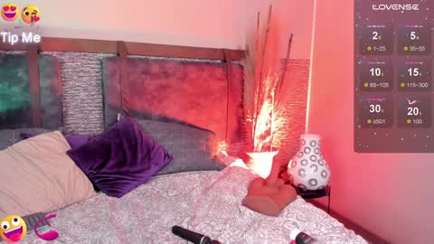 Snapshot of zoee_23 chatting on February 6, 1:43 pm Zoe online show from February 6, 1:43 pm