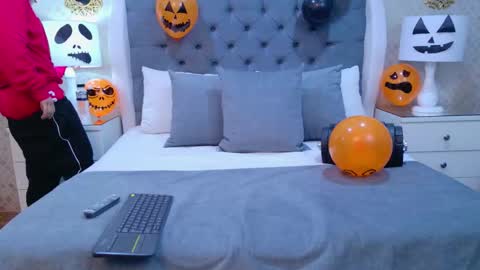 Zoe Krug online show from October 15, 11:32 am