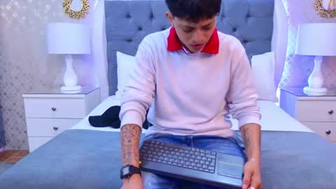 Zoe Krug online show from November 29, 11:35 am