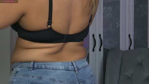 ZoeMesmerize online show from December 28, 5:02 am