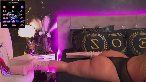 ZoeMesmerize online show from October 6, 4:59 pm