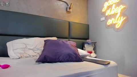 Snapshot of zoemonroee_ chatting on February 8, 1:11 am Zoe online show from February 8, 1:11 am