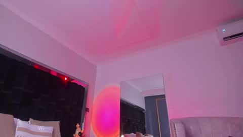 Snapshot of zoevidal_ chatting on February 13, 5:54 pm zoevidal_ online show from February 13, 5:54 pm