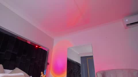 Snapshot of zoevidal_ chatting on February 20, 2:57 pm zoevidal_ online show from February 20, 2:57 pm