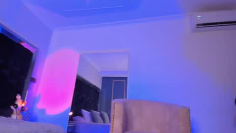 Snapshot of zoevidal_ chatting on February 27, 12:02 pm zoevidal_ online show from February 27, 12:02 pm