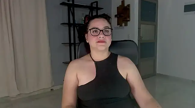 Snapshot of maela1 chatting on December 21, 1:15 am maela1 online show from December 21, 1:15 am