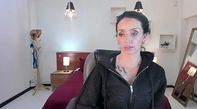 Kristen Garner online show from February 3, 9:07 pm