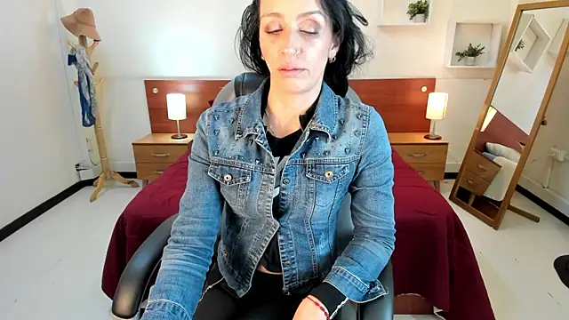 Kristen Garner online show from February 4, 8:06 pm